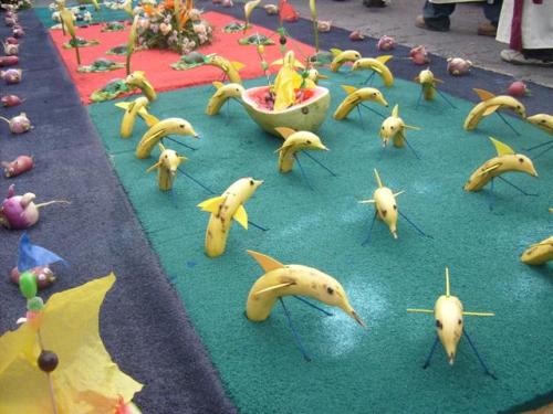 Alfombra with animals made of fruit and vegetables. 